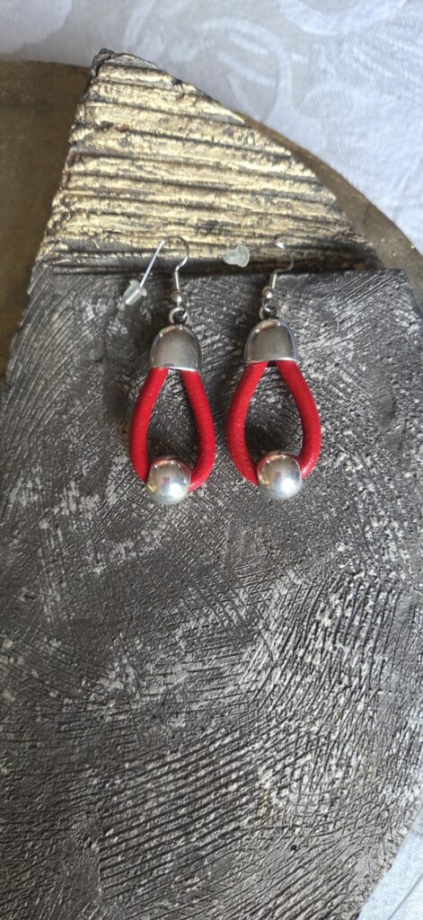 Boucles d'oreille femme cuir rond rouge et perle argentée