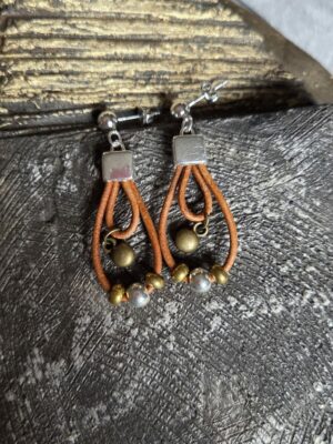 Boucles d'oreille femme cuir rond camel et perles argentées et bronzes