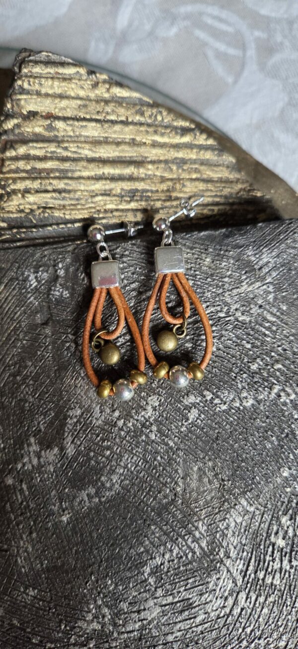 Boucles d'oreille femme cuir rond camel et perles argentées et bronzes