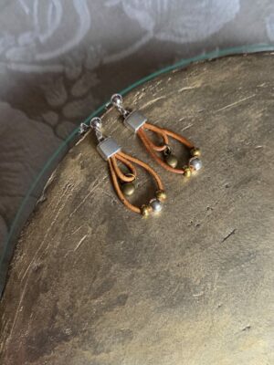 Boucles d'oreille femme cuir rond camel et perles argentées et bronzes