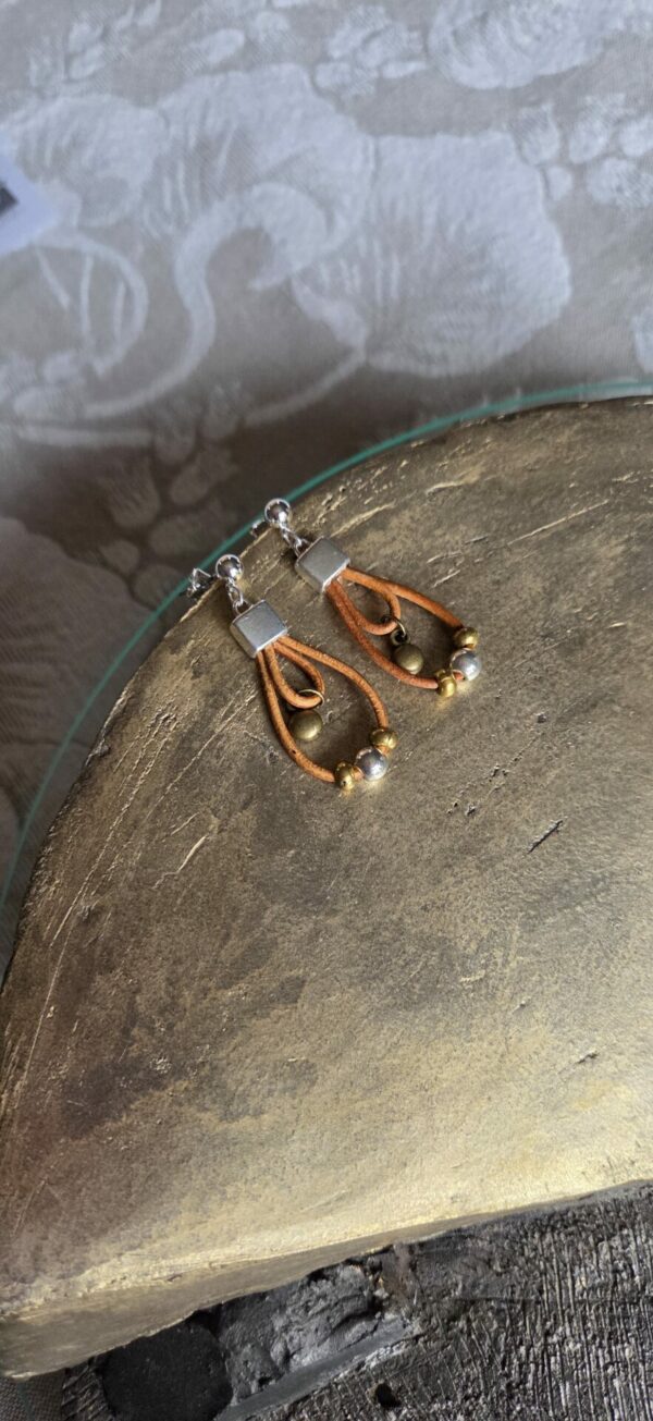 Boucles d'oreille femme cuir rond camel et perles argentées et bronzes