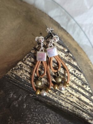 Boucles d'oreille femme cuir rond camel et perles argentées et bronzes