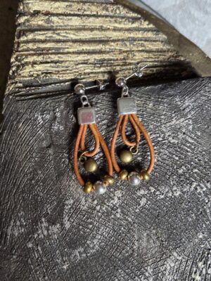 Boucles d'oreille femme cuir rond camel et perles argentées et bronzes