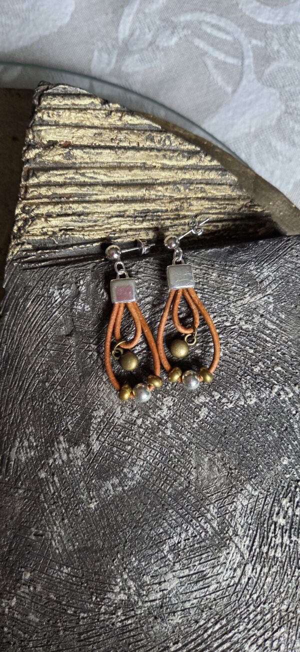 Boucles d'oreille femme cuir rond camel et perles argentées et bronzes