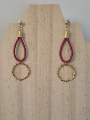 Boucles d’oreilles pendantes – cuir rouge vintage & anneau doré – Image 4