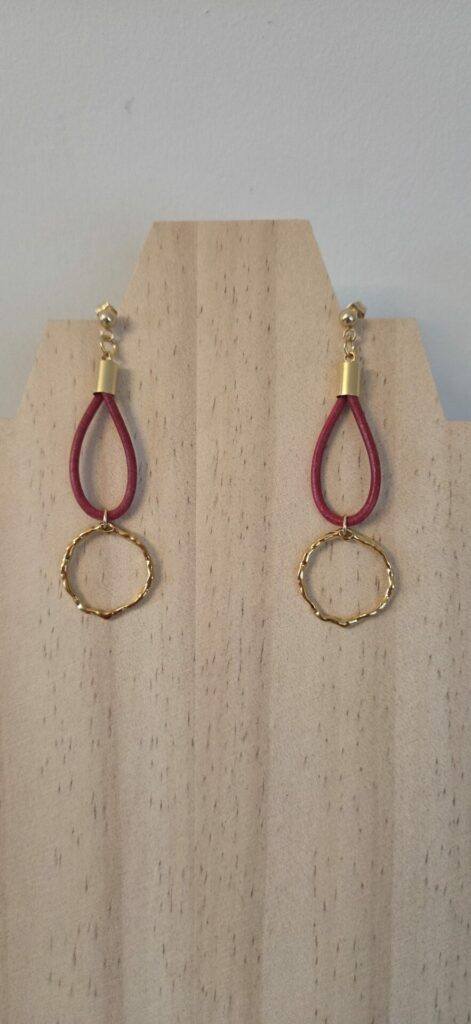 Boucles d’oreilles pendantes – cuir rouge vintage & anneau doré