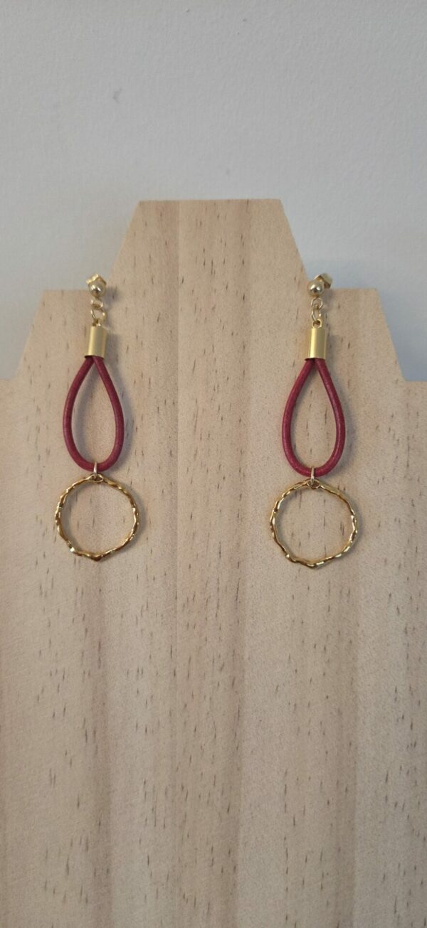Boucles d’oreilles pendantes – cuir rouge vintage & anneau doré