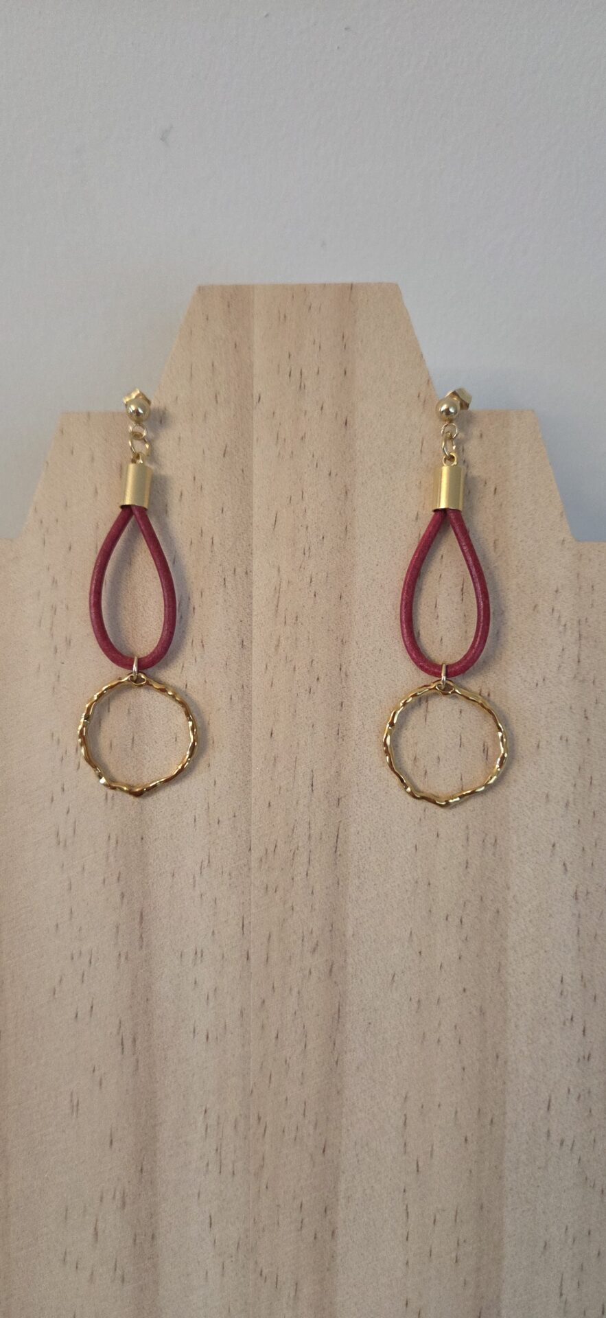 Boucles d’oreilles pendantes – cuir rouge vintage & anneau doré – Image 4