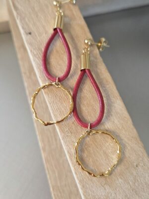 Boucles d’oreilles pendantes – cuir rouge vintage & anneau doré – Image 3