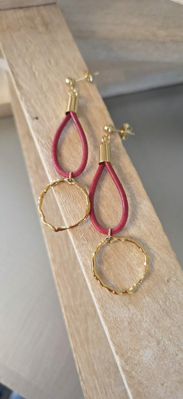 Boucles d’oreilles pendantes – cuir rouge vintage & anneau doré