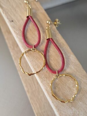 Boucles d’oreilles pendantes – cuir rouge vintage & anneau doré – Image 2