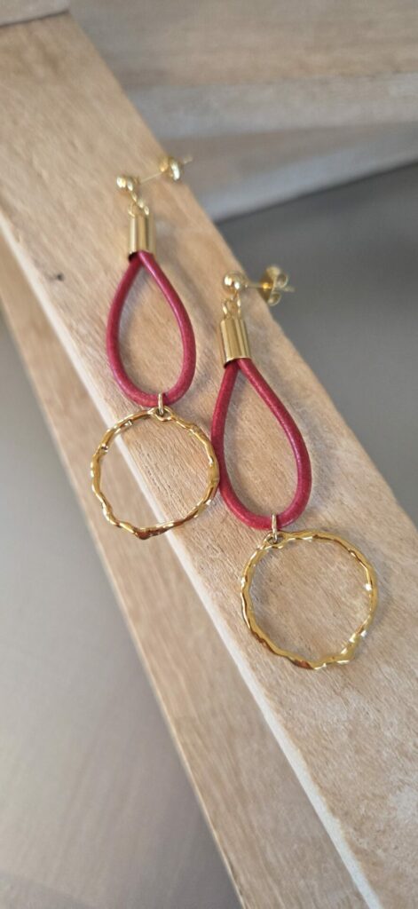 Boucles d’oreilles pendantes – cuir rouge vintage & anneau doré