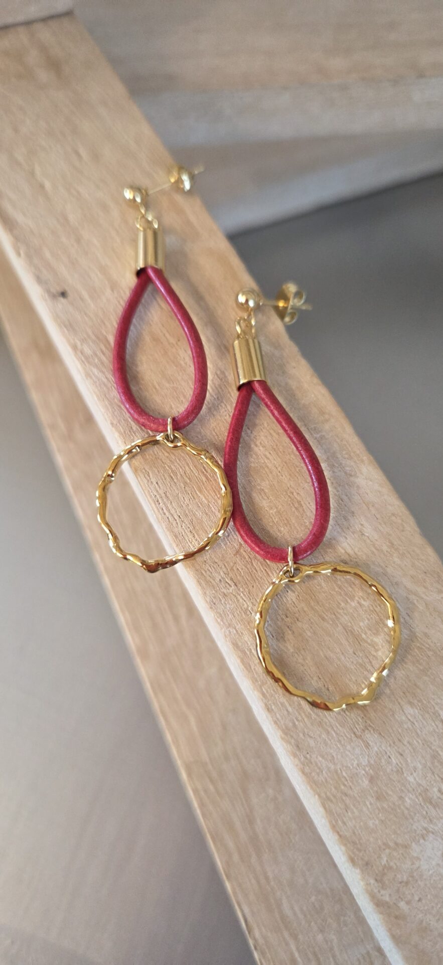 Boucles d’oreilles pendantes – cuir rouge vintage & anneau doré – Image 2