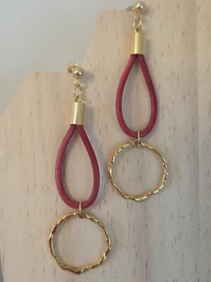 Boucles d’oreilles pendantes – cuir rouge vintage & anneau doré