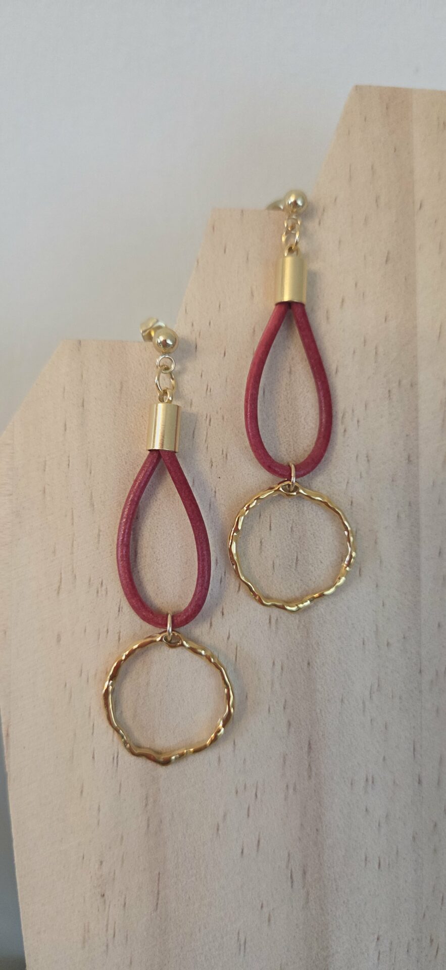 Boucles d’oreilles pendantes – cuir rouge vintage & anneau doré – Image 1