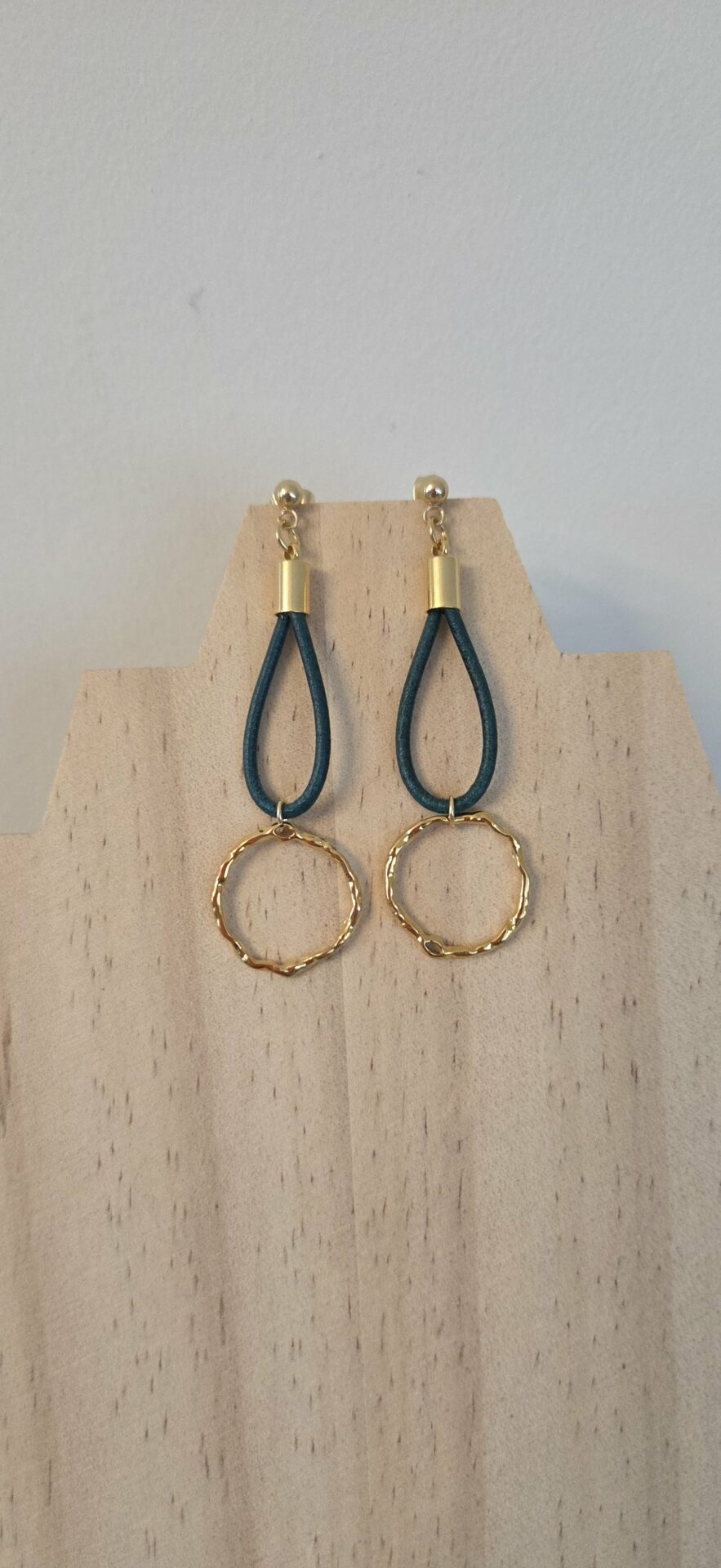 Boucles oreilles femme cuir vert turquoise et cercle dorée