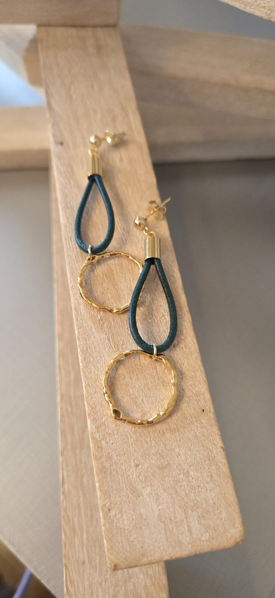 Boucles d’oreilles pendantes – cuir turquoise & anneau doré – Image 2