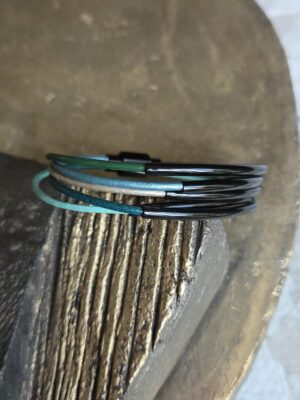 Bracelet femme cuir rond 2mm tons bleu et vert, tubes noirs