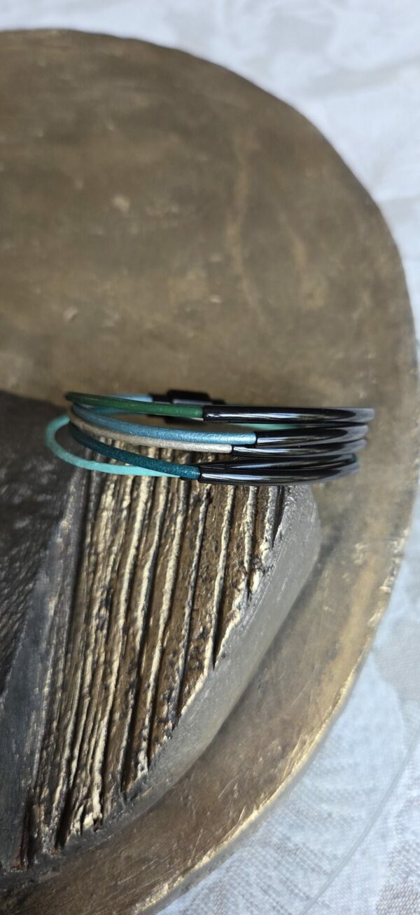 Bracelet femme cuir rond 2mm tons bleu et vert, tubes noirs