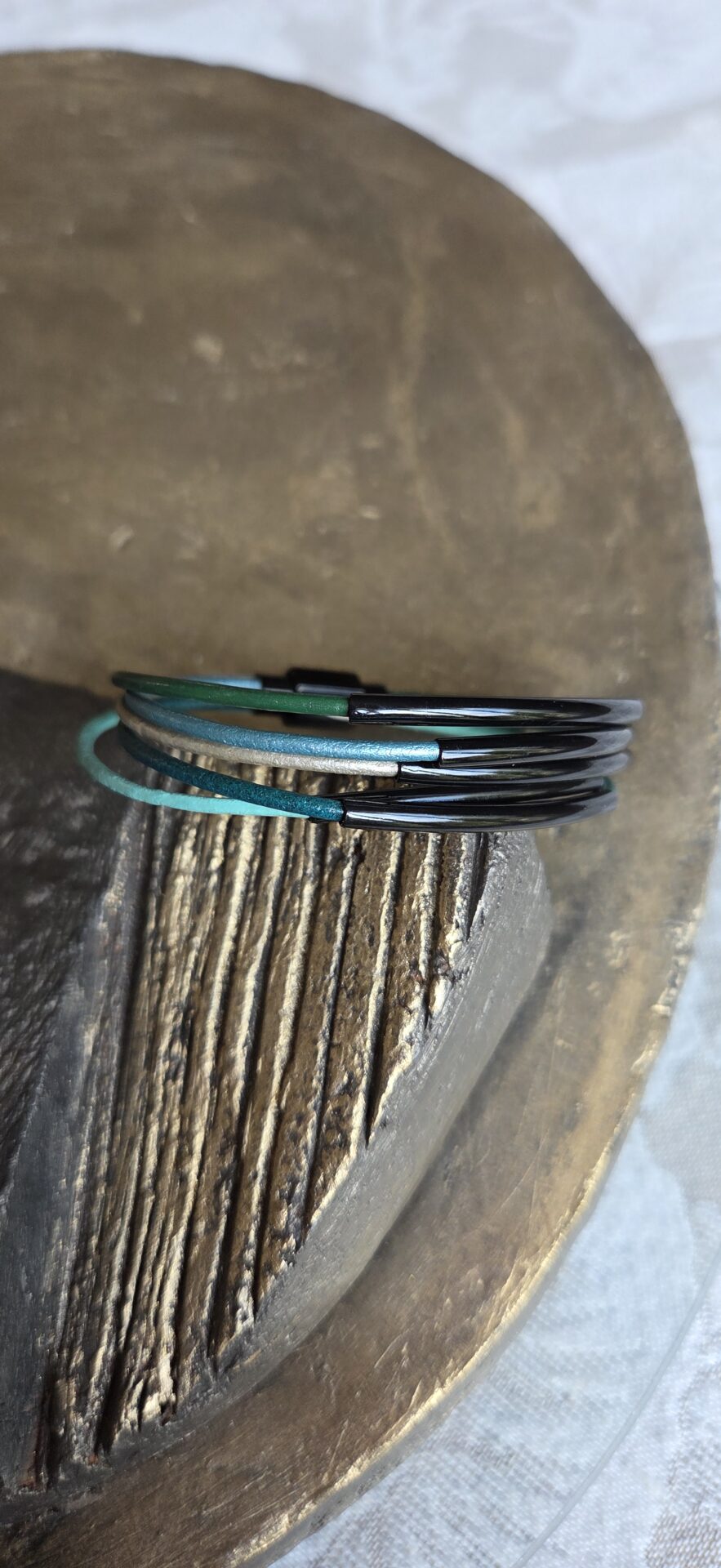 Bracelet femme cuir rond 2mm tons bleu et vert, tubes noirs