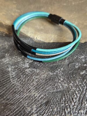 Bracelet femme cuir rond 2mm tons bleu et vert, tubes noirs