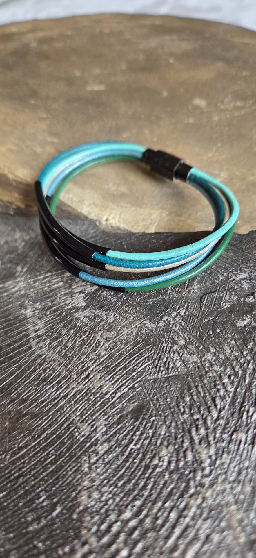 Bracelet femme cuir rond 2mm tons bleu et vert, tubes noirs