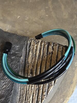 Bracelet femme cuir rond 2mm tons bleu et vert, tubes noirs