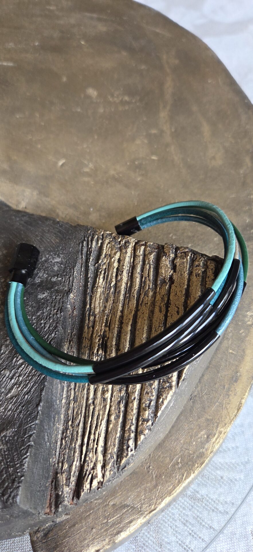 Bracelet femme cuir rond 2mm tons bleu et vert, tubes noirs