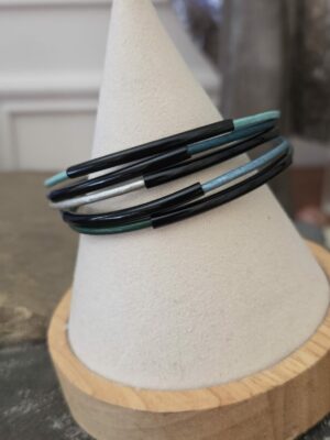 Bracelet femme cuir rond 2mm tons bleu et vert, tubes noirs
