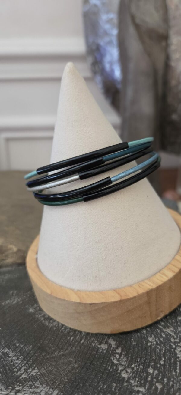 Bracelet femme cuir rond 2mm tons bleu et vert, tubes noirs