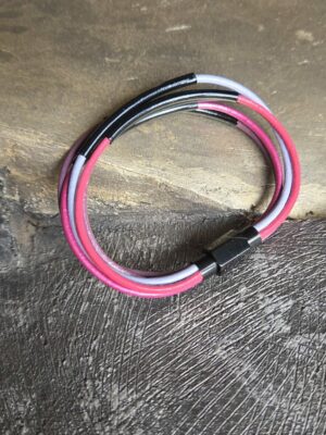 Bracelet femme cuir rond 2mm tons rose et mauve, tubes noirs