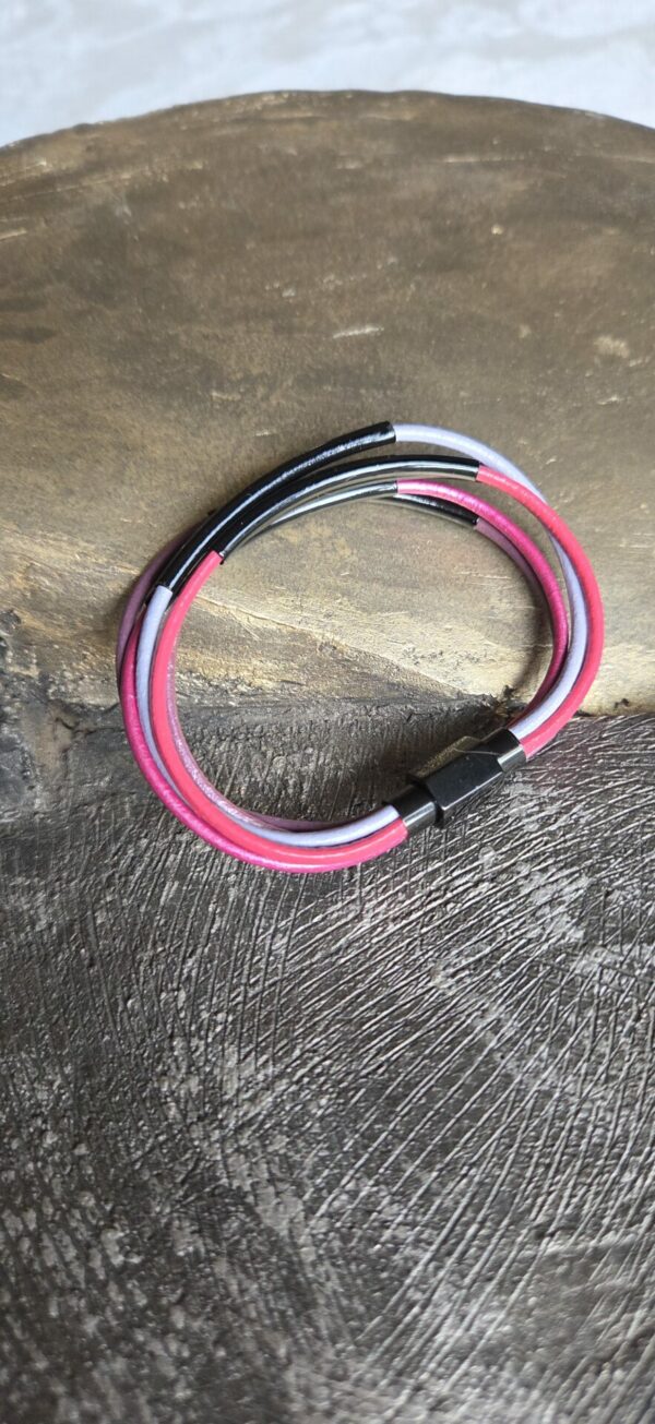 Bracelet femme cuir rond 2mm tons rose et mauve, tubes noirs