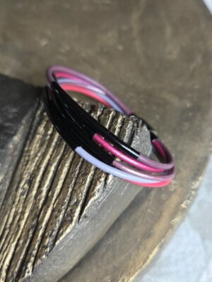 Bracelet femme cuir rond 2mm tons rose et mauve, tubes noirs