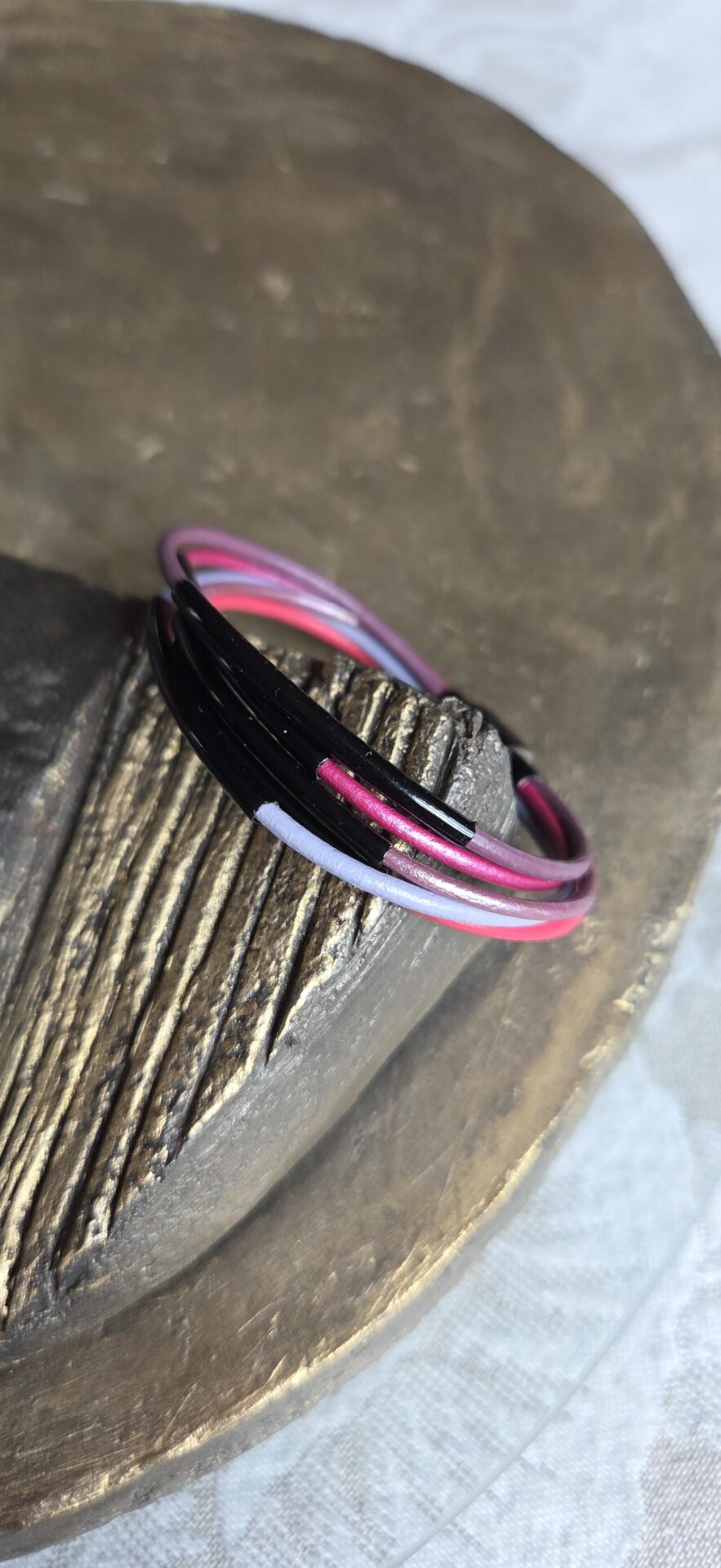 Bracelet femme cuir rond 2mm tons rose et mauve, tubes noirs