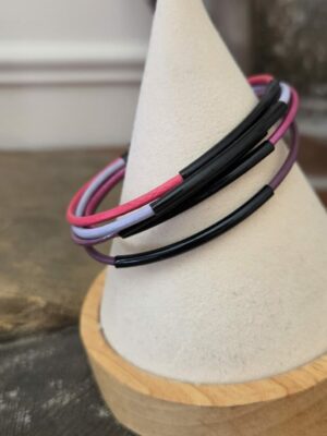 Bracelet femme cuir rond 2mm tons rose et mauve, tubes noirs