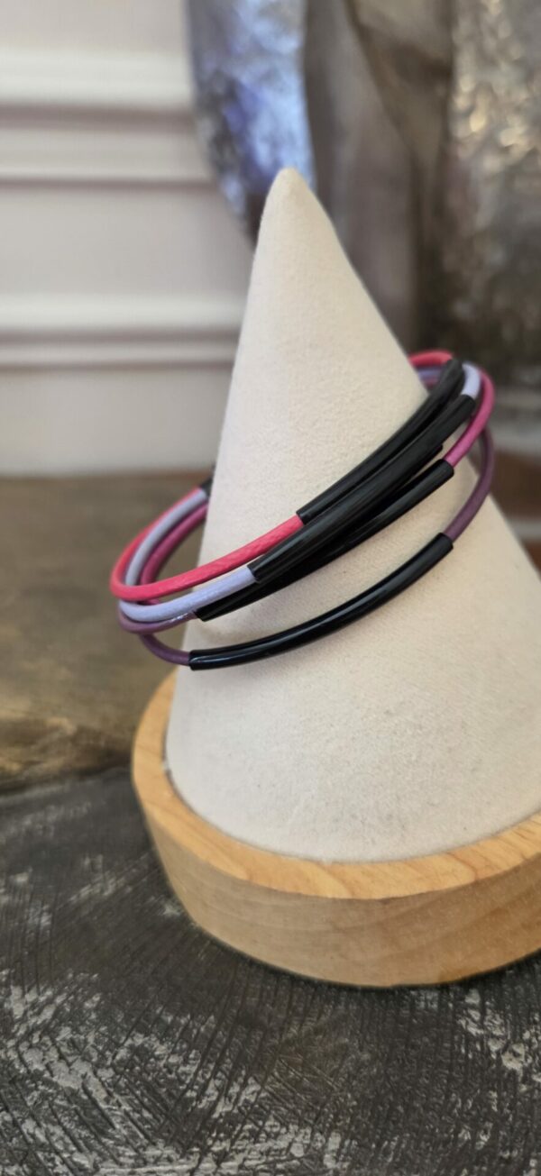 Bracelet femme cuir rond 2mm tons rose et mauve, tubes noirs