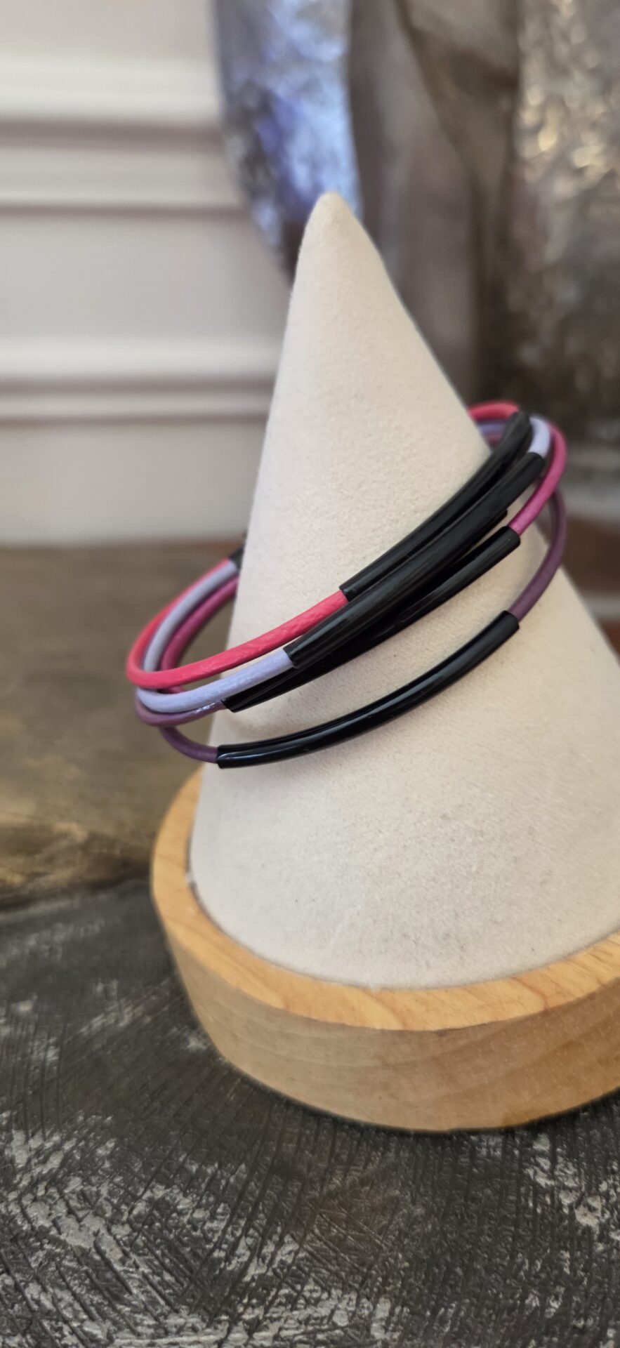 Bracelet femme cuir rond 2mm tons rose et mauve, tubes noirs