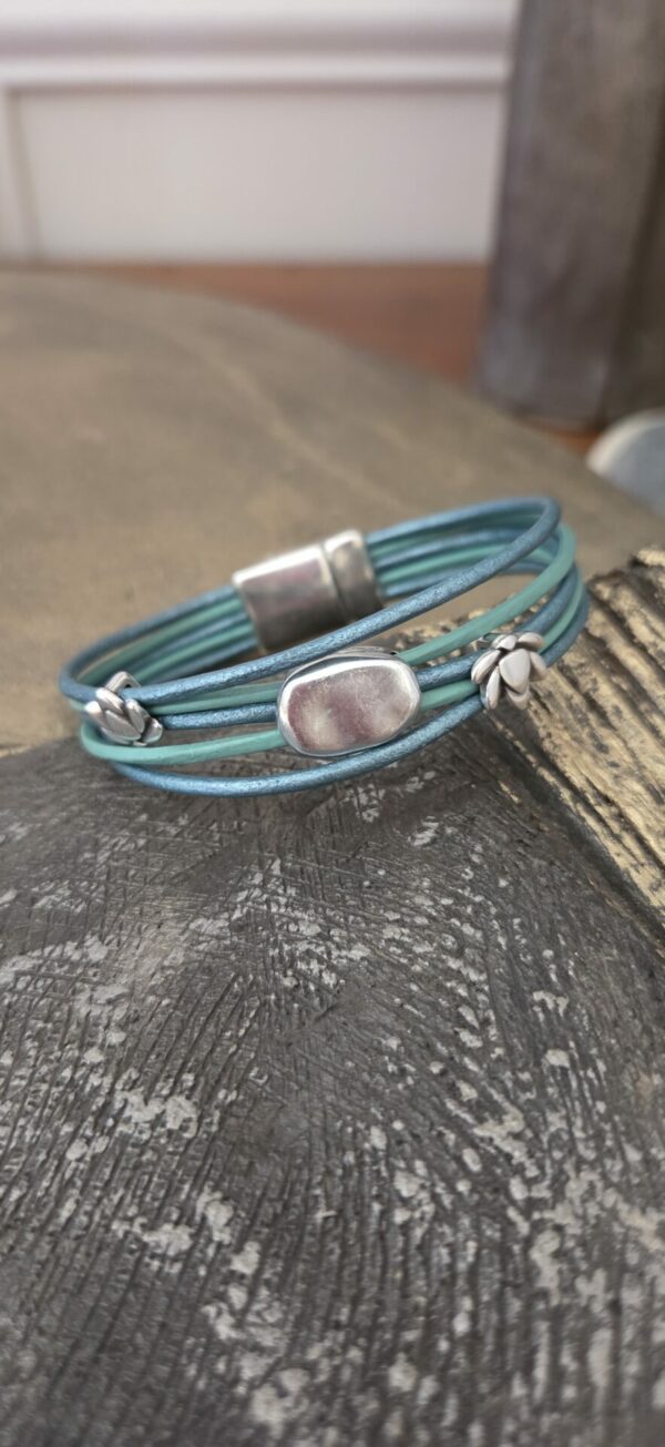 Bracelet femme cuir rond 2mm bleu et passants argentés