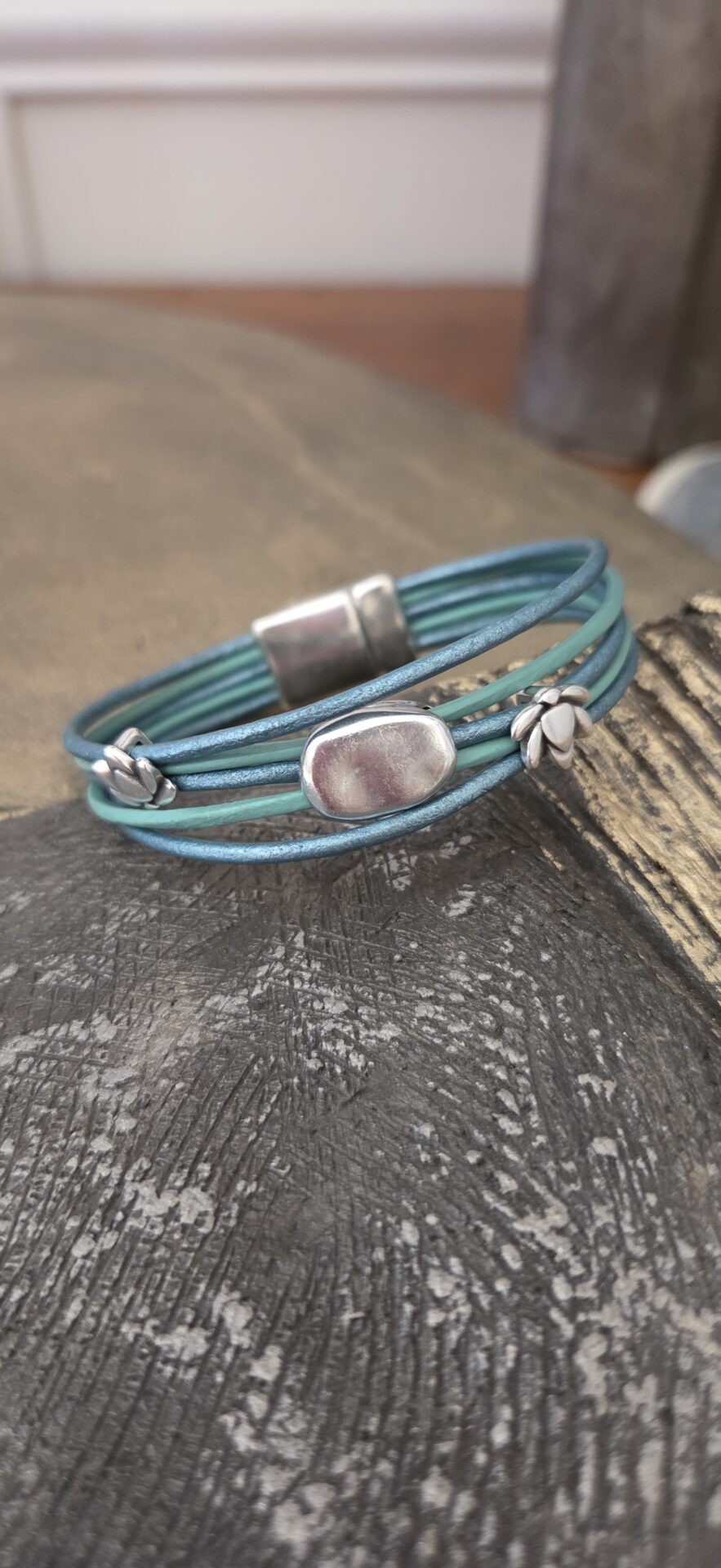 Bracelet femme cuir rond 2mm bleu et passants argentés