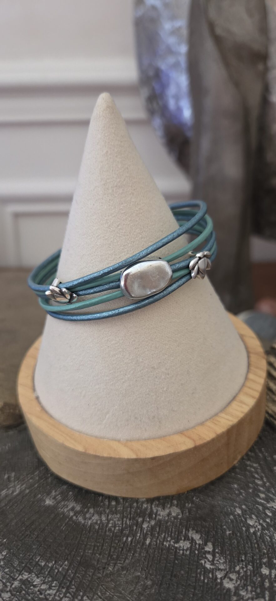Bracelet femme cuir rond 2mm bleu et passants argentés