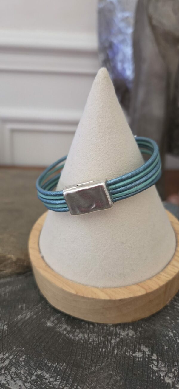 Bracelet femme cuir rond 2mm bleu et passants argentés