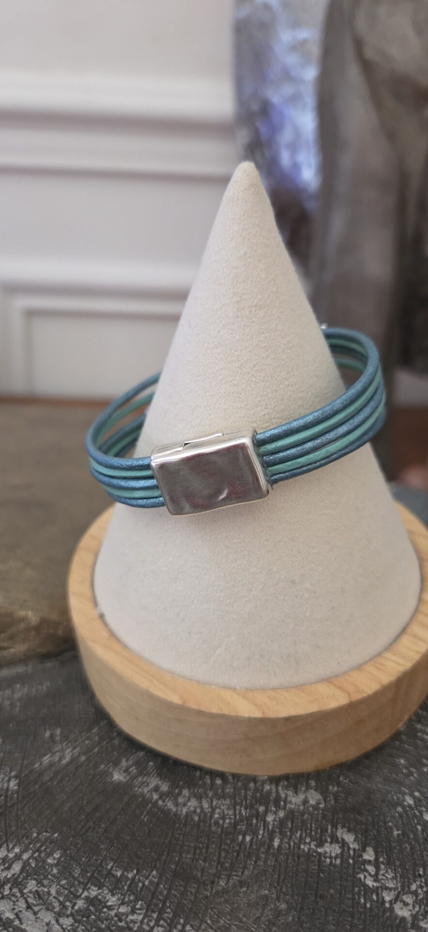 Bracelet femme cuir rond 2mm bleu et passants argentés