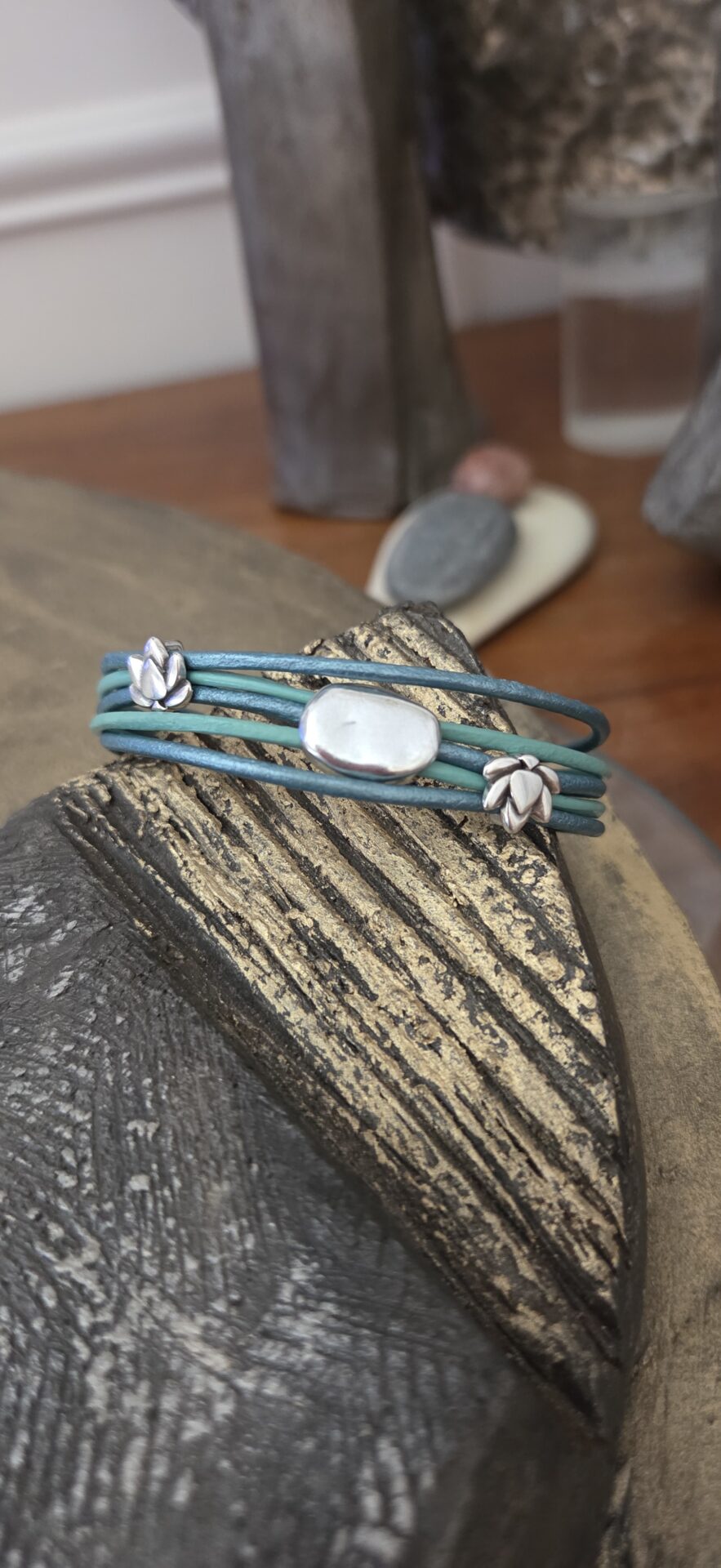 Bracelet femme cuir rond 2mm bleu et passants argentés