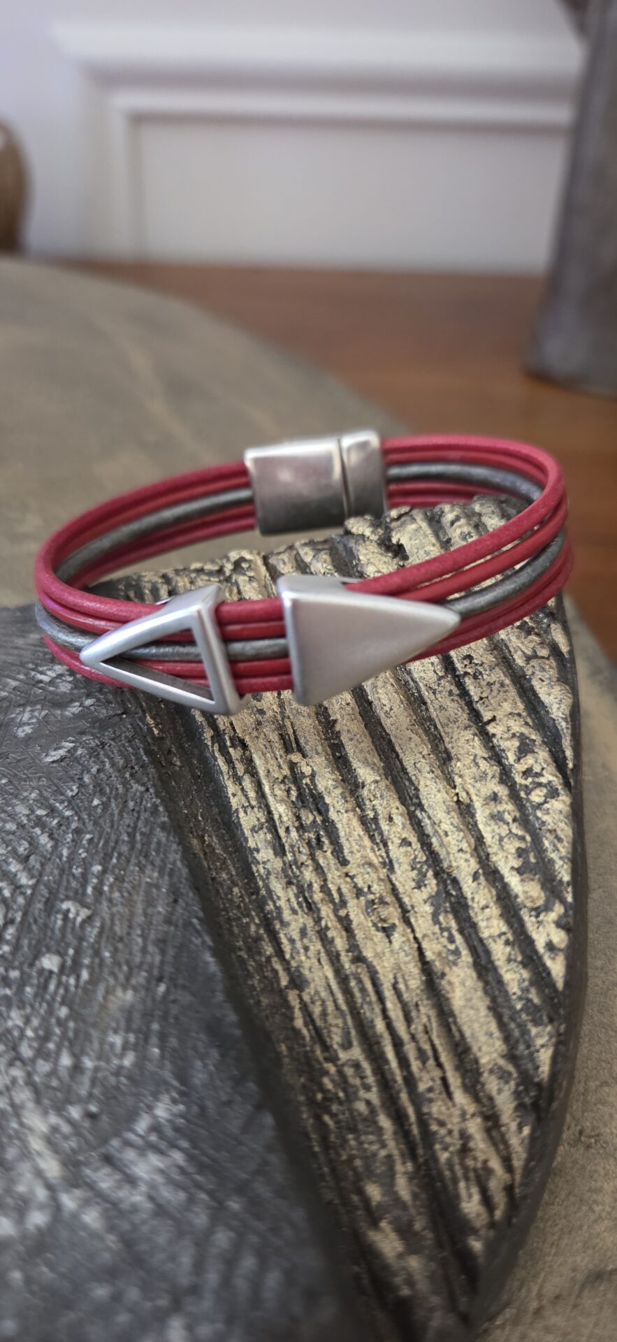 Bracelet femme cuir rond gris et rouge passants argentés