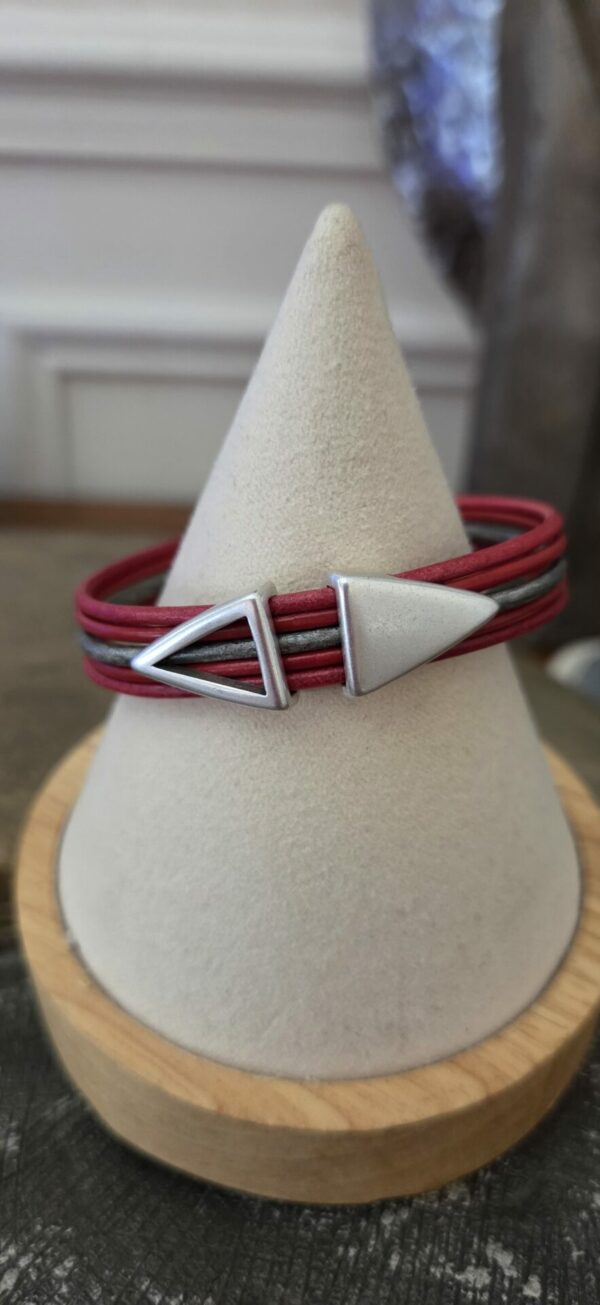 Bracelet femme cuir rond gris et rouge passants argentés
