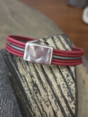 Bracelet femme cuir rond gris et rouge passants argentés