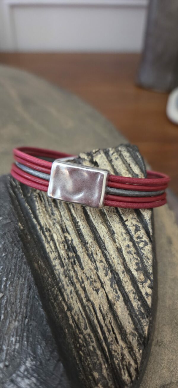 Bracelet femme cuir rond gris et rouge passants argentés