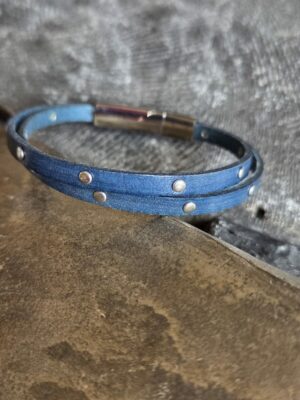 Bracelet homme en cuir bleu clouté