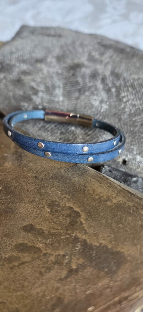 Bracelet homme en cuir bleu clouté
