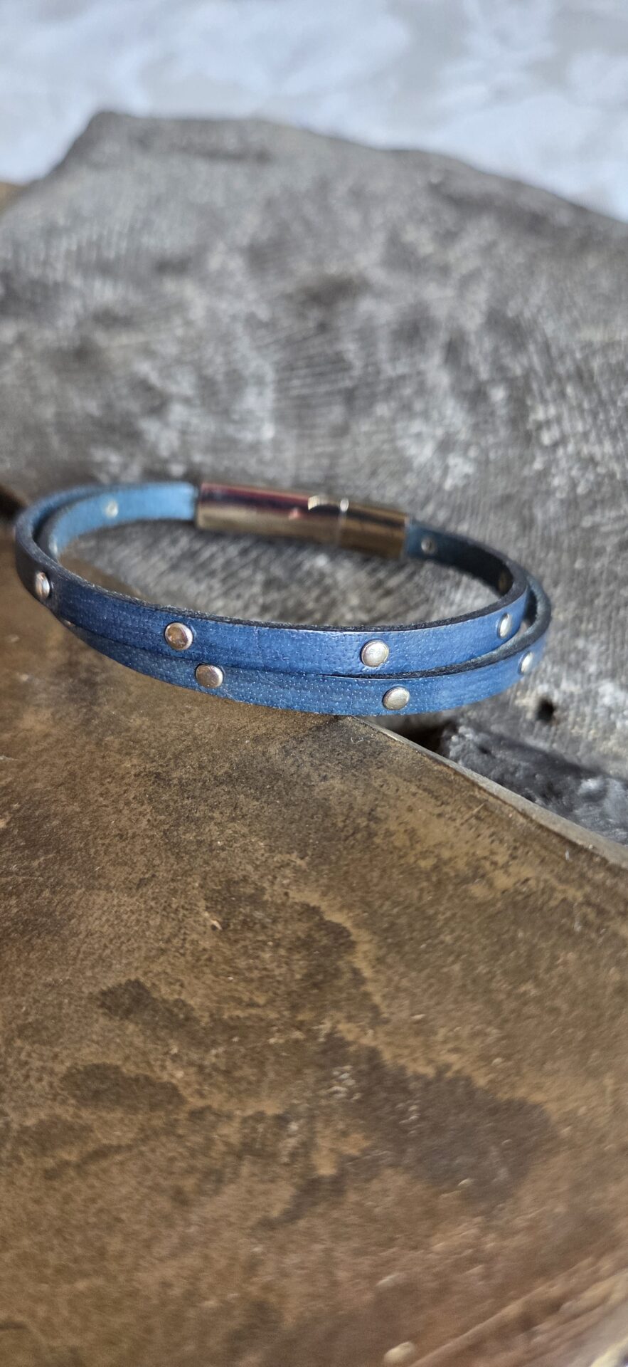 Bracelet homme en cuir bleu clouté